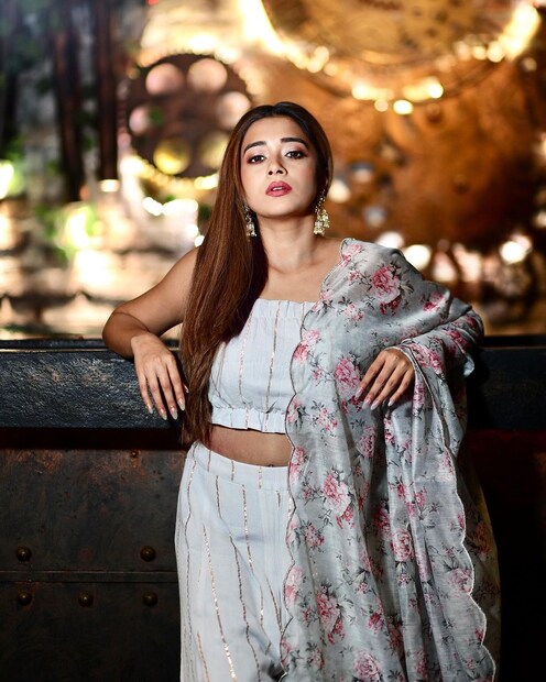 দুষ্টু মিষ্টি এই নায়িকা তাঁর ফ্যাশন সেন্সে মুগ্ধ করেছে বারবার৷ এমনকি বিগবসের ঘরেও তাঁকে ছুঁতে পারেননি কেউ৷ 