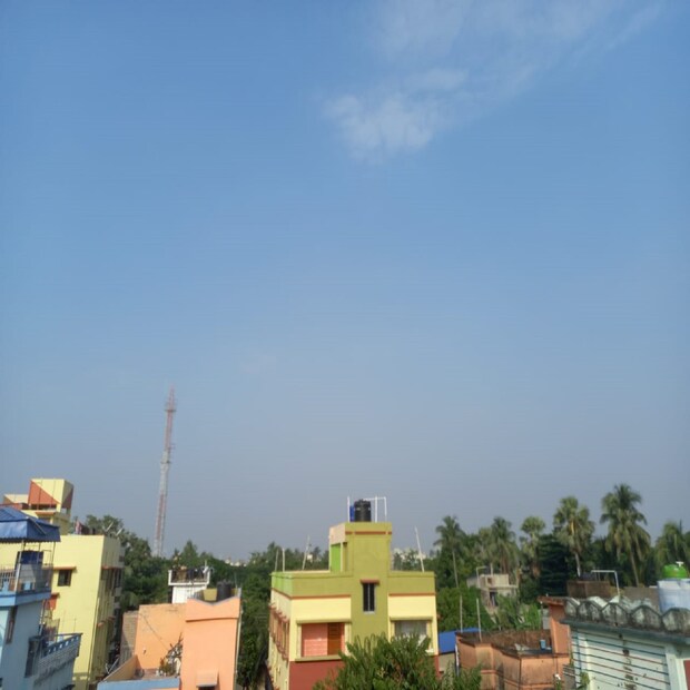 হাওয়া অফিসের পূর্বাভাস, কলকাতায় মূলত পরিষ্কার আকাশ থাকবে। সকালের দিকে হালকা শিশির পড়েছে। জলীয় বাষ্প কমবে, শুষ্ক আবহাওয়া তৈরি হবে। সকালে ও সন্ধ্যায় মনোরম পরিবেশ। আগামী ২৪ ঘন্টায় তাপমাত্রা থাকবে ২১ ডিগ্রি সেলসিয়াস থেকে ৩২ ডিগ্রি সেলসিয়াসের মধ্যে।