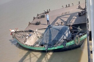 আটক হওয়া বালি কাটা নৌকো 