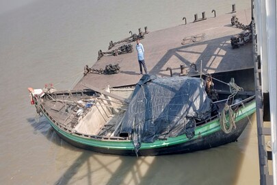 আটক হওয়া বালি কাটা নৌকো 