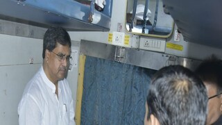 গাড়ি ছেড়ে নিজ রাজ্যে ট্রেনেই যাতায়াত ত্রিপুরার মুখ্যমন্ত্রীর গাড়ি ছেড়ে নিজ রাজ্যে ট্রেনেই যাতায়াত ত্রিপুরার মুখ্যমন্ত্রীর