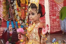 সিউড়ির কালীবাড়িতে জগদ্ধাত্রী পুজোয় কুমারী পুজো