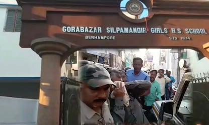বহরমপুরে আটক করা হচ্ছে পুলিশের পক্ষ থেকে 