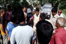 ধুলোয় অতিষ্ঠ হয়ে ফালাকাটায় পথ অবরোধ স্থানীয় বাসিন্দাদের