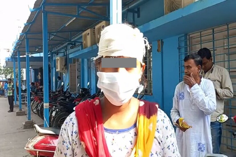 প্রতিবাদ করতে গেলেই গৃহবধূকে ধারালো অস্ত্র দিয়ে মাথায় কোপ মারে স্বামী । প্রতিবেশীরা উদ্ধার করে প্রথমে স্থানীয় স্বাস্থ্য কেন্দ্রে নিয়ে যায় সেখান থেকে অবস্থার অবনতি হলে মালদা মেডিকেল কলেজ হাসপাতালে স্থানান্তর করা হয় ।