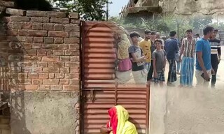 ধরনায় বসেছেন যুবতী