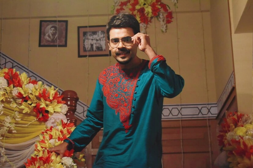 দল ছেড়ে দিলেও অভিনয়ের সঙ্গ ছাড়ে না সে। সেই সময়ে মাথার ওপর হাত রাখেন এই সময়ের অন্যতম সফল প্রযোজক সুশান্ত দাস। তিনি তাঁর 'অপরাজিতা অপু' সিরিয়ালের দ্বৈপায়নের চরিত্রে অভিনয়ের জন্যে উজ্জ্বলকে নির্বাচন করেন। উজ্জ্বল চরিত্রটিতে প্রাণ প্রতিষ্ঠা করতে তার একশোভাগ নিংড়ে দেয়।