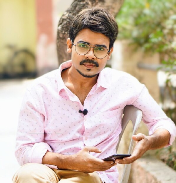 তবে অনেক ঝড়ঝাপ্টা পেরিয়েও জীবনের কাছে হার মানেনি সে। বরং লক্ষ্য স্থির রেখে প্রতিটা চ্যালেঞ্জের মুখোমুখি হয়েছে। কলকাতার খ্যাতনামা থিয়েটার দলে অভিনয় শিক্ষার হাতেখড়ি। অভিনয়কে পেশা করার স্বপ্ন ঐ বয়সে অনেকেই দেখে। কিন্তু উজ্জ্বল বুঝেছিল, লম্বা সময়ে এই প্রতিযোগিতার দুনিয়ায় টিকে থাকতে গেলে প্রয়োজন প্রস্তুতির। সেইমতো মনপ্রাণ দিয়ে অভিনয়কে আঁকড়ে ধরে সে। কিন্তু সেই বড় দলের বড় বড় শিল্পীদের বড় বড় পলিটিক্সে টিকে থাকা হয় না তাঁর।