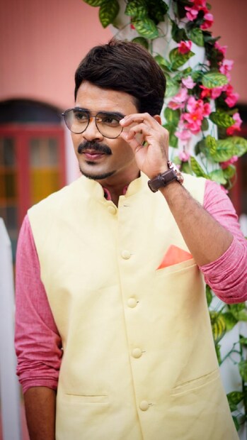 ফলস্বরূপ চরিত্রটি যে জনপ্রিয় হয় তাইই নয়, সেইসঙ্গে জি বাংলা 'সোনার সংসার'-এর সেরা খলনায়কের পুরস্কারটিও তার ঝুলিতে আসে। জি বাংলার নতুন সিরিয়াল 'নিমফুলের মধু'-তে উজ্জ্বলকে আবার একটি নতুন চরিত্রে দেখা যাবে। দর্শকের ভালোবাসায় চরিত্রটি আবারও জনপ্রিয় হয়ে উঠুক, এই আশা রইলো। Input-  Manash Basak