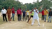 কে ধরেছেন ব্যাট! মন্ত্রীর ক্রিকেট কীর্তি দেখে চোখ কপালে উঠল সকলের