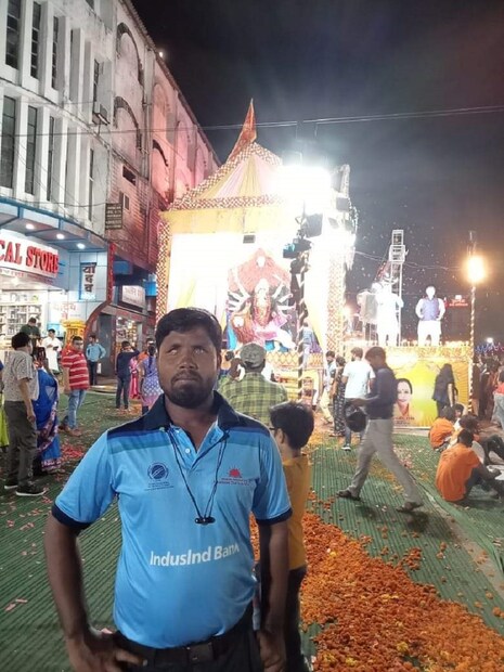 ১৯৯৭ সালে জন্ম এক দরিদ্র পরিবারে। বাবা চাষের কাজ করেন আর মা অঙ্গনওয়াড়ি কর্মী। জন্ম থেকেই চোখে কম দেখতেন শুভেন্দু। তার মধ্যেই আরো বড় বিপদ ২০০১ সালে। এক দুর্ঘটনায় দৃষ্টিশক্তি প্রায় পুরোটাই নষ্ট হয়ে যায়। ২০০৫ সালে সম্পূর্ণ দৃষ্টিহীন হয়ে যান। অনেক চিকিৎসা করেও কোন লাভ হয়নি। তবে দৃষ্টি চলে গেলেও জীবন যুদ্ধে হারতে রাজি ছিলেন না শুভেন্দু। মনের জোরকে পাথেয় করে পড়াশোনার পাশাপাশি শুরু করেন ক্রিকেট খেলা। দৃষ্টিহীনদের ক্রিকেট খেলার বিষয়ে জানতে পারেন। হলদিয়ায় পড়াশোনা করতেন যে আশ্রমে সেখানেই ক্রিকেট শুরু। দরিদ্র পরিবারের এই ছেলে ২০১৪ সালে প্রথম বাংলা টিমে সুযোগ পান। তারপরে জাতীয় দল আর এবার বিশ্বকাপ টিম। ভারতীয় দলে তিনিই একমাত্র বাঙালি ক্রিকেটার। ৬ ডিসেম্বর থেকে ১৭ ডিসেম্বর পর্যন্ত চলবে প্রতিযোগিতা। এবার আয়োজক ভারত। ১৭ জনের ভারতীয় দল বেঙ্গালুরুতে প্রস্তুতি শিবির করবে। ভারত, পাকিস্তান অস্ট্রেলিয়া, দক্ষিণ আফ্রিকা, বাংলাদেশ, শ্রীলঙ্কা ও নেপাল সহ মোট সাতটি দেশ অংশগ্রহণ করছে। নেপালের বিরুদ্ধে ফরিদাবাদে ভারতের প্রথম ম্যাচ। বেঙ্গালুরুর ক্যাম্পে যোগ দিয়ে প্রথম একাদশে নিজের জায়গা পাকা করাই লক্ষ্য শুভেন্দুর।