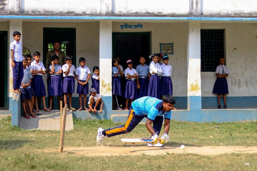 দৃষ্টিহীনদের বিশ্বকাপে এবার ব্র্যান্ড অ্যাম্বাসেডর যুবরাজ সিং। শুভেন্দু ইচ্ছে একবার যুবরাজের সঙ্গে দেখা করবেন। আর যে ম্যাচেই সুযোগ পাবেন সেখানে নিজের ১০০% দেবেন। ভালো খেলার আত্মবিশ্বাস ছাড়াও শুভেন্দু বিশ্বাস করেন এখন খুব বেশি মানুষ চিনতে না পারলেও দেশের হয়ে ট্রফি জিতে ফিরলে প্রচুর মানুষ তাকে বিরাটদের মতোই চিনতে পারবেন। তাই বিশ্বকাপে যাওয়ার আগে সাহায্য কিংবা বড় সংবর্ধনা না পেলেও আক্ষেপ করতে রাজি নন শুভেন্দু মাহাতো। Input- ERON ROY BURMAN