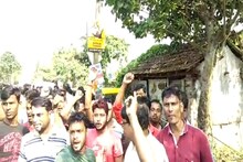 বেআইনি অটো চলাচল বন্ধের দাবিতে ঠাকুরপুকুরে অবস্থান বিক্ষোভ