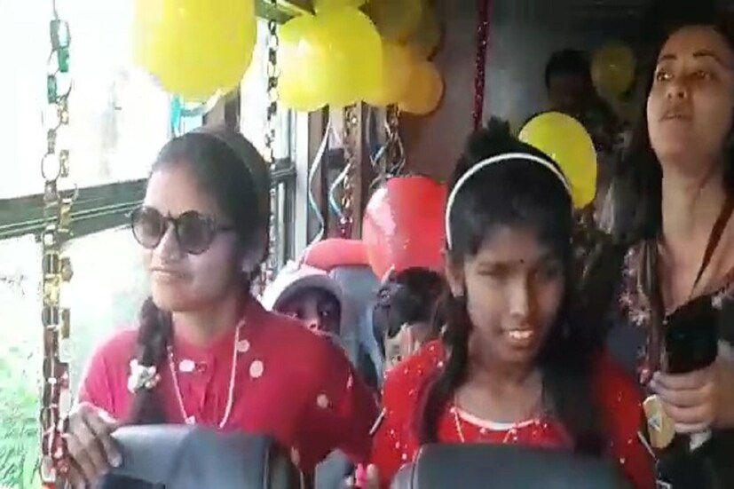 চোখে মুখে উৎসবের পরশ! খুশীতে রীতিমতো ডগমগ! এর আগে ওরা পাহাড়ি খেলনা গাড়ির কথা শুনেছে, কেউ বইয়ের পাতায় বা হিন্দি ছবিতে দেখেছে। ইচ্ছেটা তো ছিলই। তবে যে সেটা সত্যি হবে, তা কি আর ওরা জানতো!