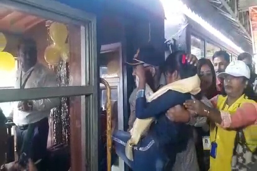শিলিগুড়ি জংশন থেকে সুকনা ছুঁয়ে সোজা কার্শিয়ংয়ের রংটং! আকাবাঁকা পাহাড়ী পথ, সবুজ চা বাগান আর জঙ্গল ঘেরা পথ ধরে টয়ট্রেন রাইড! এ যেন এক অলীক স্বপ্নপূরণের স্বাদ পেল ওরা। ওদের উচ্ছ্বাসেই তা টের পাওয়া গেল! এনজেপি থেকে যখন ট্রেনটি এসে দাঁড়ালো শিলিগুড়ি জংশনে, কু- ঝিক-ঝিক আওয়াজ কানে আসতেই ওদের তখন বাঁধ ভাঙা উচ্ছ্বাস! একে অপরকে জড়িয়ে ধরল। কতক্ষনে ট্রেনে চাপবে, তর সইছিল না।