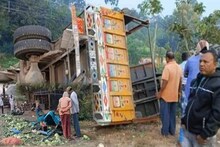 জাতীয় সড়কে টোটোকে ধাক্কা মেরে উল্টে গেল ট্রাক! মৃত এক