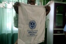 বাসিন্দাদের বিনামূল্যে কাপড়ের ব্যাগ দিচ্ছে ফালাকাটা পুরসভা