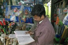 ফুটপাতের দোকান চালিয়েই সিভিল সার্ভিসের প্রস্তুতি, নজির গড়ছেন কৃষ্ণ