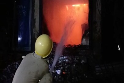 আগুন নেভানোর কাজ চলছে