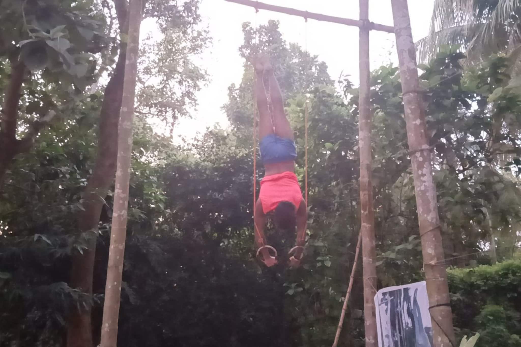 বাঁশ কাঠের সরঞ্জামেই চলছে জিমন্যাস্টিকের অনুশীলন! নিখরচার প্রশিক্ষণ সৌজন্যে এই শিক্ষক