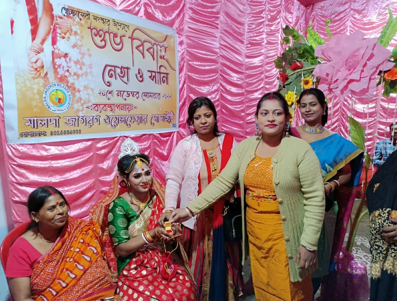কেউ আশীর্বাদের সামগ্রী, কেউ পোশাক-আশাক, কেউবা প্যান্ডেল, মাছ বা অন্যান্য খাবারের খরচ যোগানো এভাবেই নিজেদের মধ্যে ভাগ করে নেন। জৌলুস বা আড়ম্বর না থাকলেও ব্যবস্থাপনায় কোনও কমতি ছিল না। আয়োজন দেখে কার্যত অবাক পাড়া প্রতিবেশীরাও।