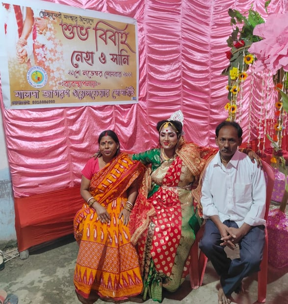 আর এ সবই হল প্রায় অলৌকিকভাবে। সৌজন্যে মালদহের একটি স্বেচ্ছাসেবী সংস্থা। বিয়ের প্রায় সমস্ত দায়-দায়িত্ব থেকে অতিথি আপ্যায়ন, সবই অত্যন্ত দক্ষতার সঙ্গে সামলেছেন স্বেচ্ছাসেবী সংস্থার সদস্যরা। এসব দেখেশুনে কার্যত তাজ্জব মেযের পরিবারের লোকজন। খুশি ছেলে পক্ষও।