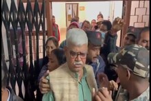 ১০ ঘন্টা পর ঘেরাও মুক্ত বিশ্বভারতীর উপাচার্য বিদ্যুৎ চক্রবর্তী