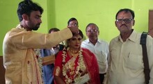 একমাত্র সন্তান মৃত সর্পাঘাতে, ছেলের বন্ধুর সঙ্গে পুত্রবধূর বিয়ে দিলেন শ্বশুর