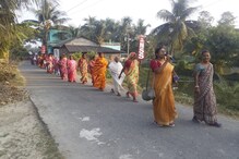 মাতাল স্বামীদের অত্যাচারে জেরবার জীবন! শতাধিক মহিলা হেঁটে গেলেন তিন কিলোমিটার পথ মাতাল স্বামীদের অত্যাচারে জেরবার জীবন! শতাধিক মহিলা হেঁটে গেলেন তিন কিলোমিটার পথ