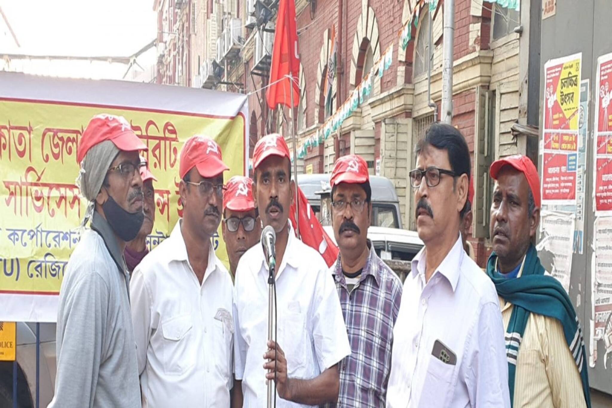 কলকাতা পুরসভা উত্তাল,স্থায়ী কর্মীদের সঙ্গে চুক্তিভিত্তিক কর্মীরাও আন্দোলনে নামল