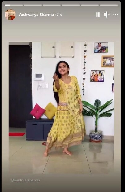 'আমার একলা আকাশ থমকে গেছে রাতের স্রোতে ভেসে, শুধু তোমায় ভালোবেসে।' ২০২০-র সপ্তমী, সেবছর কোভিডের কারণে পুজোটা কমবেশি সকলেরই ঘরবন্দিই কেটেছে। সেই পুজোতেই নিজের ফ্ল্যাটে গান চালিয়ে নিজের 'মনের মানুষ' সব্যসাচীর জন্য নেচে ছিলেন ঐন্দ্রিলা।