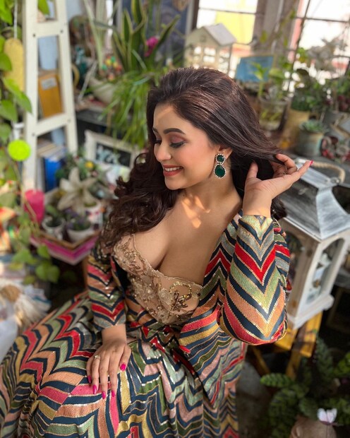 সে সবের মাঝেই মোহময়ী রূপে ধরা দিলেন ঋতাভরী।  photo source Instagram 
