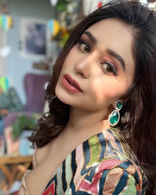 ঋতাভরী সোশ্যাল মাধ্যমে বেশ অ্যাক্টিভ। বিশেষ করে ইনস্টাগ্রামে। মাঝে মধ্যেই নিজের বোল্ড ছবি শেয়ার করেন তিনি।  photo source Instagram 