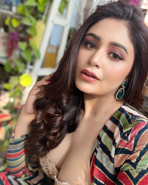 সত্যিই তাই। নায়িকার জাদুই এমনটা। সব সময় ঝলমল করেন তিনি।  ঋতাভরী বেড়াতে যেতেও খুব ভালবাসেন। মাঝে মধ্যেই তাঁকে দেখা যায় এদিক ওদিক ঘুরতে যেতে।  photo source Instagram 