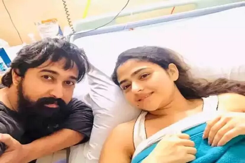 প্রায় দেড় মাস হতে চলল। ঐন্দ্রিলা শর্মা নেই। রয়ে গিয়েছে তাঁর স্মৃতি। আর সেই স্মৃতি আঁকড়ে রয়েছেন তাঁর কাছের মানুষরা। প্রয়াত অভিনেত্রীর মা শিখা শর্মার ফেসবুক জুড়ে তারই আঁচ। ঐন্দ্রিলার নানা ছবি-ভিডিও শেয়ার করেন তিনি। নিজের মনের কথা, দুঃখ ভাগ করে নেন সকলের সঙ্গে।