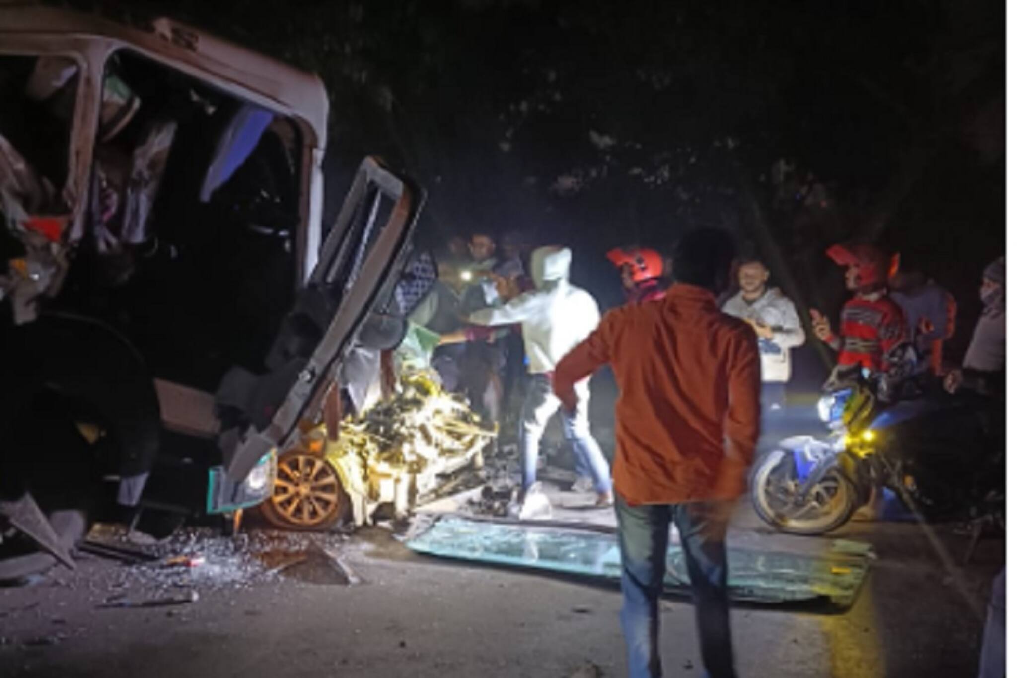 ট্রেলারের ধাক্কায় চিঁড়ে চ্যাপ্টা গাড়ি, ভিতরে আটকে ৮ যুবক! হাওড়ায় জোর রক্ষা