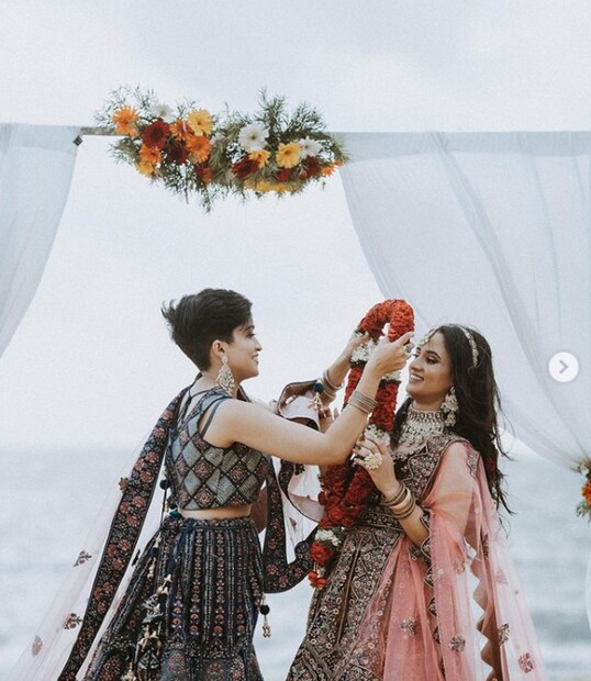 আধিলা সংবাদ মাধ্যমকে বলেন, &quot;আমরা শুধুমাত্র ফটোশুট করার চেষ্টা করেছি কারণ আমরা ভেবেছিলাম যে ধারণাটি বেশ আকর্ষণীয়।&quot; এই দম্পতি ভবিষ্যতে কোনও এক সময়ে বিয়ে করতে চান। (ছবি: ইনস্টাগ্রাম)