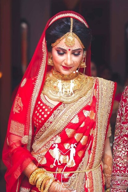 বিয়ের রাতে শুভশ্রী পরেছিলেন সব্যসাচী মুখোপাধ্যায়ের নকশা করা টুকটুকে লাল বেনারসি শাড়ি৷ অনুষ্কা শর্মা তাঁর রিসেপশনের দিন যেমন বেনারসি পরেছিলেন, তার খুব কাছাকাছিই একটি শোভা পাচ্ছিল শুভশ্রীর অঙ্গে৷ 