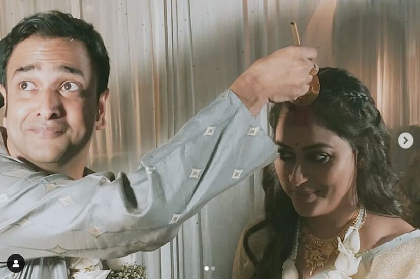 মন্ত্রোচ্চারণ ছাড়া, কেবল সই-সাবুদ করেই চার হাত এক হল শাঁওলি আর প্রতীকের। পরস্পরকে সিঁদুর পরিয়ে, মালা-বদল সেরেছেন তাঁরা। সঙ্গে ছিলেন কিছু প্রিয়জন এবং কিছু আত্মীয়-বন্ধুবান্ধব। (ছবি-ইনস্টাগ্রাম)