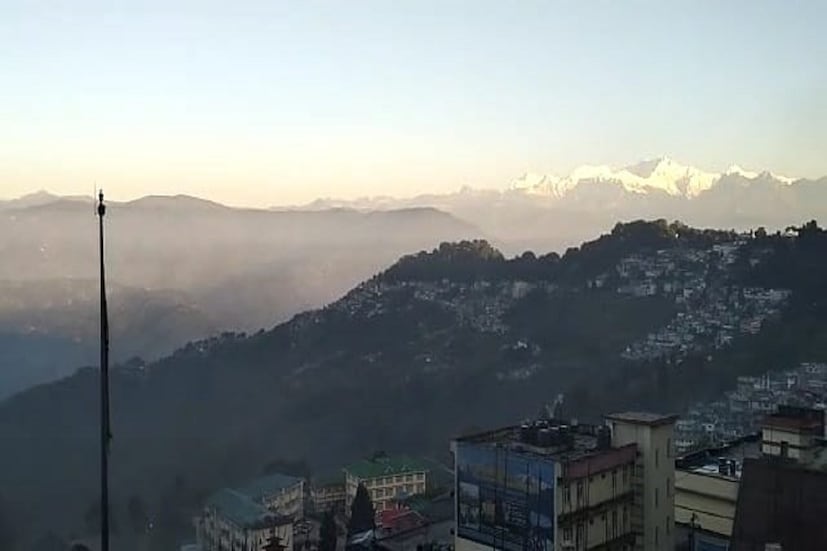 পরিষ্কার আকাশ। নীল পাহাড়। স্বমহিমায় শায়িত বুদ্ধ। এক্কেবারে ঝা চকচকে। দার্জিলিং স্টেশন থেকে আজ আরও উজ্জ্বল শ্বেতশুভ্র কাঞ্চনজঙ্ঘা। (রিপোর্টার : পার্থ প্রতিম সরকার)