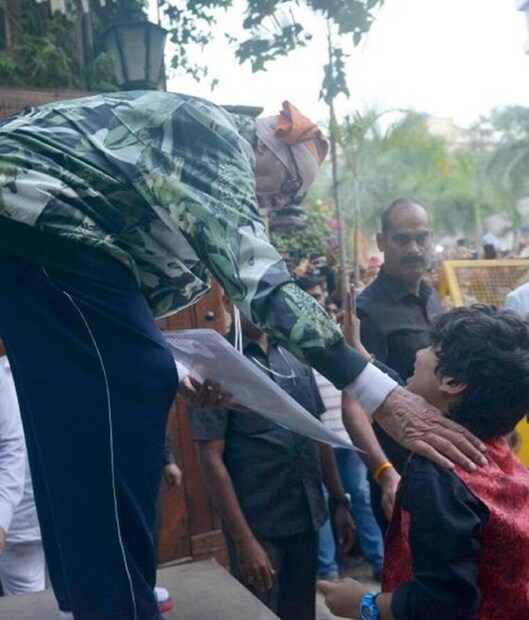অমিতাভের সাম্প্রতিক ব্লগ পোস্ট পড়লে জানা যাবে, তিনি লিখেছেন, ‘এই ছোট্ট বাচ্চাটা এসেছে সেই ইন্দোর থেকে। চার বছর বয়স ডন ছবিটাও দেখেছে। আর সেই থেকে ওর ইচ্ছা আমার সঙ্গে দেখা করবার। ছবির সংলাপ ওর মুখস্থ। আমাকে দেখে চোখের জল ধরে রাখতে পারিনি, এসে পায়ে লুটিয়ে পড়ল। যেটা আমার একদম ভালো লাগে না কিন্তু….’।