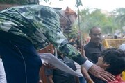অমিতাভের খুদে ভক্ত! সুপারস্টারের বাড়ির নিরাপত্তা বলয় টপকে পায়ে লুটিয়ে পড়ে সে