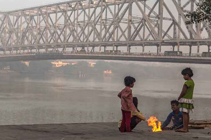  আবহাওয়ার বড় আপডেট দিল হাওয়া অফিস৷ আপাতত কলকাতায় ১৫ ডিগ্রির নীচে তাপমাত্রা নামার কোনও সম্ভাবনা নেই। অর্থাৎ জাঁকিয়ে শীতের সম্ভাবনা কম। আগামী দুদিন তাপমাত্রা সামান্য বাড়তে পারে। প্রতিবেদন- বিশ্বজিৎ সাহা