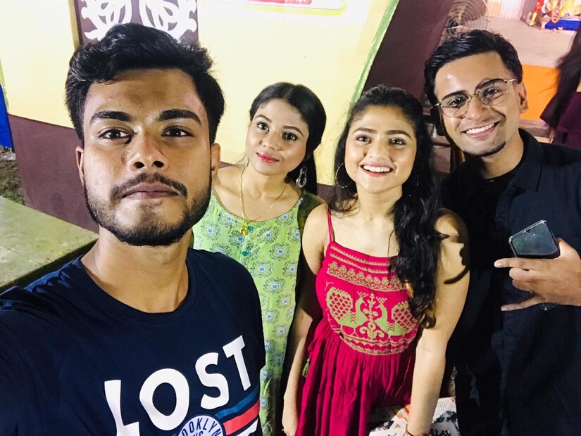 প্রতিটা ছবিতে ফুটে উঠেছে পারিবারিক খুশি-ভালোবাসায় পরিপূর্ণ গৃহকোণ। সৌজন্যে: ঐশ্বর্য শর্মার ফেসবুক
