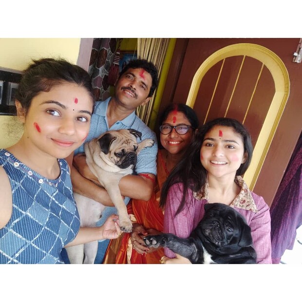 ঐশ্বর্যর ফেসবুক জুড়ে শুধুই যেন ঐন্দ্রিলা। কিছু ফ্রেমে মা-বাবার সঙ্গে সপরিবারে যে পরিবারের অন্যতম সদস্য দুই চারপেয়ে তোজো-বোজো। প্রতিটা ছবিতে ফুটে উঠেছে পারিবারিক খুশি-ভালোবাসায় পরিপূর্ণ গৃহকোণ। সৌজন্যে: ঐশ্বর্য শর্মার ফেসবুক 