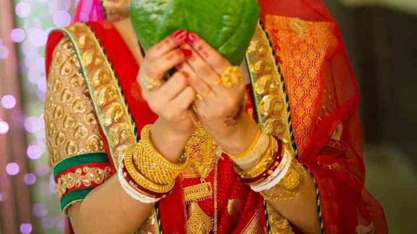 বিয়ে একবার হয়ে গেলে তা কিন্তু গোটা জীবন বয়ে বেড়াতে হবে। তাই বিয়ের আগে মানুষকে সতর্ক হতে হবে জীবনসঙ্গী নির্বাচনে। এক্ষেত্রে এমন কোনও ভুল করা যাবে না যাতে সমস্যা তৈরি হয় আগামিদিনে। কিন্তু স্ত্রী বা স্বামী নির্বাচনে অনেকসময় অজান্তে কিছু ভুল হয়ে যায় যার জন্য আজীবন পস্তাতে হয়।
