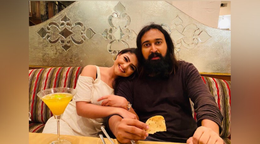ঈশ্বর, চিকিৎসাবিজ্ঞান সবকিছু ছাড়িয়ে এই যুগলের প্রেমেই যেন রয়েছে সেই জিয়নকাঠি! যাতে ভরসা রাখতে চায় ঐন্দ্রিলার চেনা-অচেনা-অল্পচেনা প্রতিটি মানুষ। সবার মনে একটাই প্রার্থনা, ঐন্দ্রিলা-সব্যসাচীর প্রেম জিতুক! আর সেই এক আন্তরিক আবেদনেই যেন নতজানু ফেসবুক থেকে ইনস্টাগ্রাম!