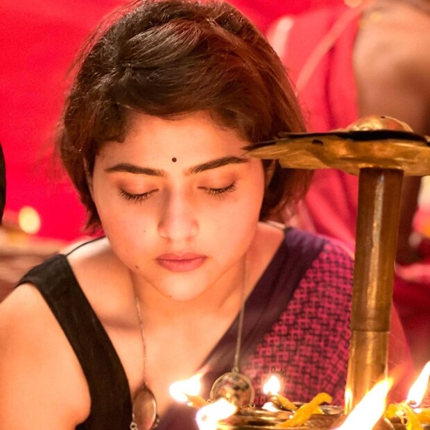 *২০২১ সালের সরস্বতী পুজোর আগের দিন বিপদের আঁচ পান ঐন্দ্রিলা। শুটিং চলাকালীন কাঁধে তীব্র ব্যথা অনুভব করেন। ব্যথার চোটে বাড়ি ফিরে আসতে হয় তাঁকে। এরপরই রবিবার চিকিৎসার জন্য দিল্লিতে পৌঁছন অভিনেত্রী। ছবিঃ সংগৃহীত।