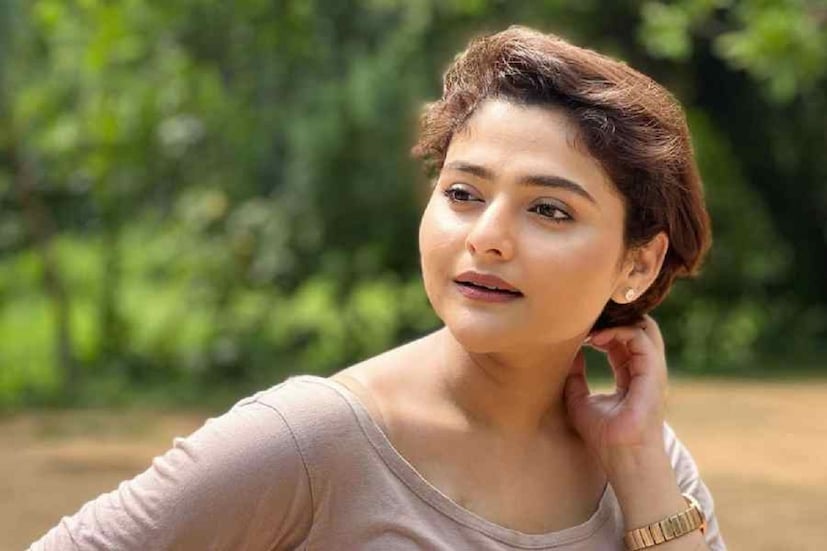 নিজেই মাকে ফেলে রেখে চলে গেলেন ঐন্দ্রিলা শর্মা। ২৪ বছরের তরুণীর চিরঘুম। ব্রেনস্ট্রোক, তার পর দিন কয়েকের অবিরাম লড়াই। তার পর সব শেষ গত ২০ নভেম্বর। প্রয়াত অভিনেত্রীর মায়ের এই রোগের কথা সদ্যই প্রকাশ্যে এল। শিখা শর্মার সঙ্গে যোগাযোগ করল নিউজ18 বাংলা।