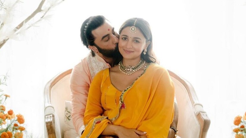 দীর্ঘ ৫ বছর প্রেম করার পর, ২০২২ সালে আলিয়া ভাট এবং রণবীর কাপুর বিয়ে করেন। বিয়ের ২ মাস ১৩ দিনের মাথায়ই প্রথম সন্তান হওয়ার খবর দিয়েছিলেন বি-টাউনের সবচেয়ে আলোচ্য জুটি। তারপর, কন‍্যাসন্তান রাহার জন্মের পর সুখেই সংসার করছেন তারকা দম্পতি।